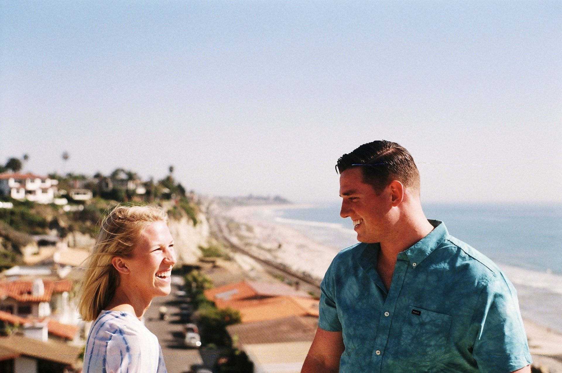 Un homme et une femme souriants se tiennent sur la plage